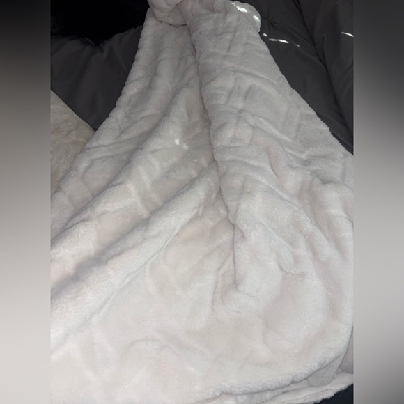 Koolaburra by Ugg Faux Fur Throw - Picture 5 of 10